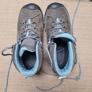 Womans Keens hiking boots size 6 5